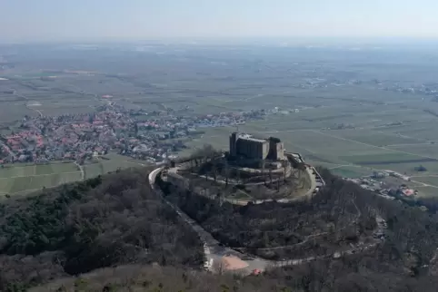 Die Gedanken sind frei, hoch über dem Neustadter Stadtteil Hambach: die Kästenburg, auch Maxburg genannt – oder Hambacher Schlos