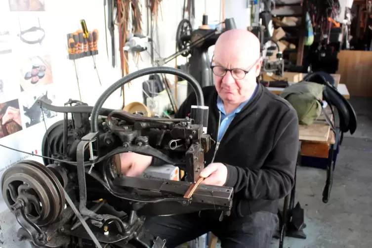 Sattlermeister Bechtold schwört auf seine um die 100 Jahre alte Ledernähmaschinen aus den USA.