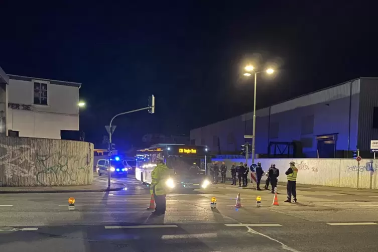 Noch weit nach Mitternacht fuhren Shuttle-Busse Dresdner Fans vom Stadion zu den P+R-Parkpl&auml;tzen. 