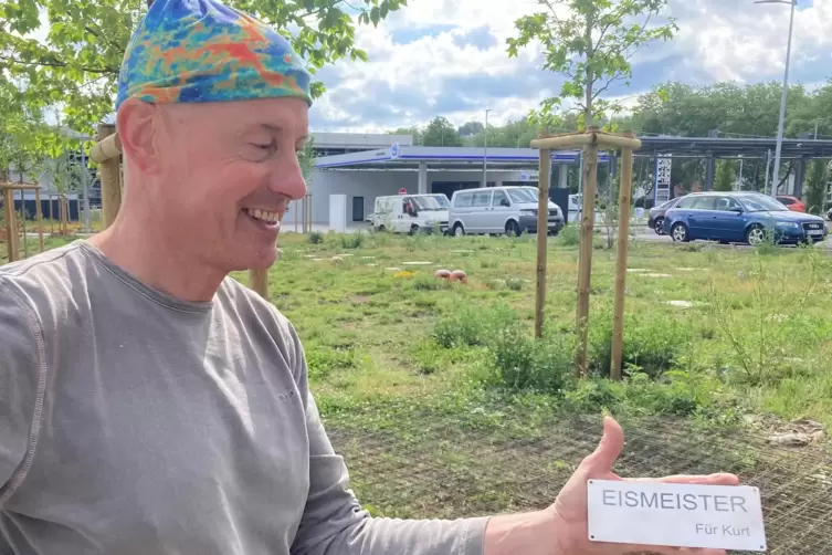 Emil Baqué zeigt die kleine Gedenktafel für den kürzlich verstorbenen Kurt Scheuermann, der die Eiskletteranlage am Bunker erric