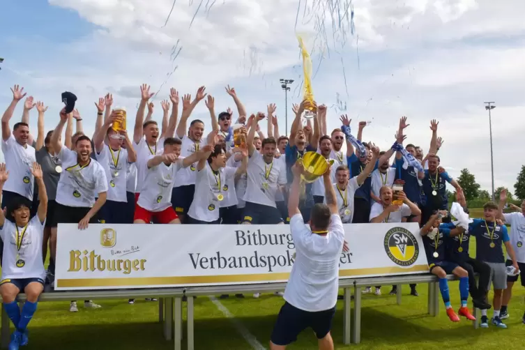 Champions: Schott-Kapitän Jost Mairose reißt den Pokal hoch. Sein Team jubelt – und schon tat der Abstieg nicht mehr so weh. 
