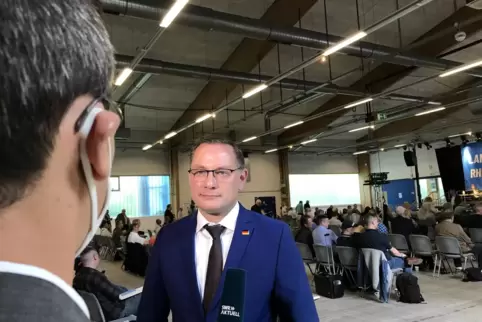 Bundessprecher Tino Chrupalla wirbt in Pirmasens für seine Wiederwahl. 