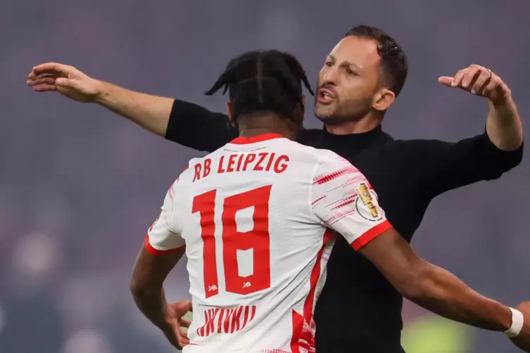 Leipzigs Cheftrainer Domenico Tedesco jubelt mit Leipzigs Christopher Nkunku nach dessen Treffer zum 1:1.