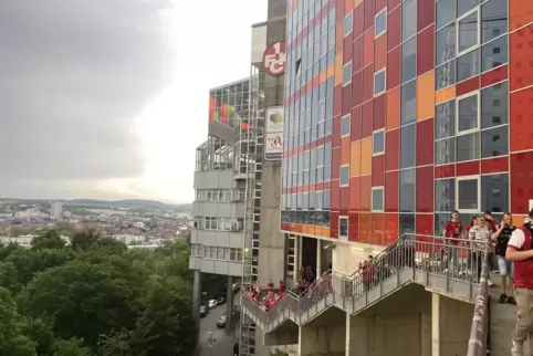 Vor Anpfiff zogen am Freitag dunkle Wolken auf, das befürchtete Gewitter blieb aber aus.