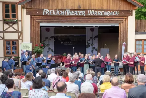 Die Reblausmusikanten und der Gesangverein Dörrenbach auf der Eselsbühne. 