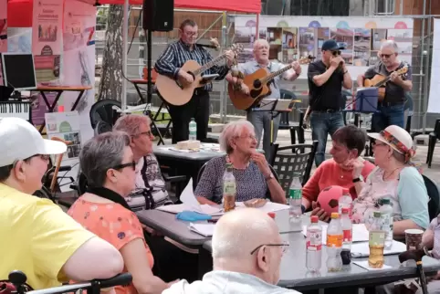 Berni Düker und die „Gang“ spielen beim Baustellenfest. 