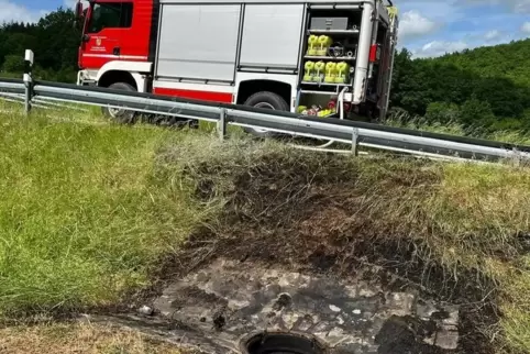 Der Brandort an der Kreisstraße in Richtung Deimberg. 