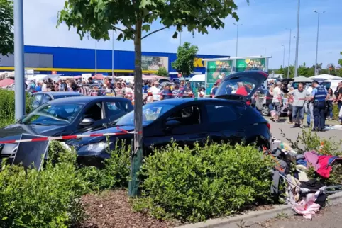 Wegen gesundheitlicher Probleme war ein Autofahrer auf dem Ikea-Parkplatz in einen Flohmarktstand gefahren. 