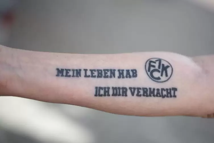 Mit diesem Tattoo auf ihrem Arm bekennt Gabi Kaiser Farbe. 