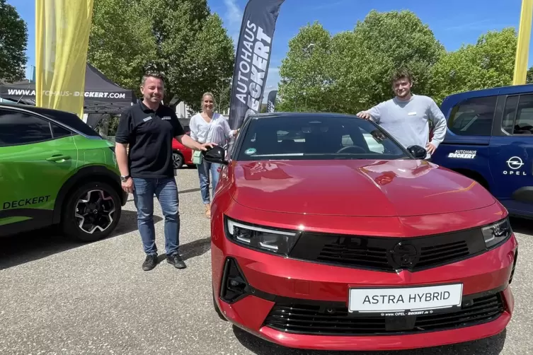 Pascal Hahnenberger, Michelle Weber und Carlos Jordan (v.l.) vom Autohaus Deckert warben mit Hybrid- und Elektroautos. 