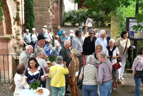 Nach den Ansprachen in der Klosterkirche trafen sich die Seebacher zum Plausch im Freien.