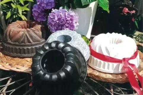 Gabi Hartmann hat etliche Gugelhupfformen, manchmal gießt sie darin „Kuchen“ aus Gips, dekoriert und verschenkt sie.