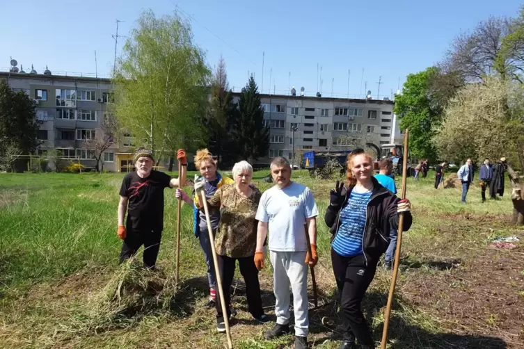 Für kommende Generationen: Flüchtlinge aus Charkiw legen als Dankeschön einen Park in der Stadt Valki an, wo sie Unterschlupf ge