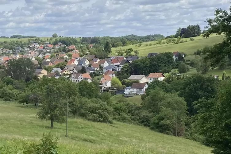 Vom Aussiedlerhof Ellmer am Breitenbacher Sportplatz aus hat man einen guten Blick aufs Dorf und die Landschaft. Auf der Pferdew