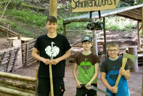 Finn Stauch, Johannes Keller und Jannik Glas (von links) in ihrem Hobby-Pfadfinderheim im Contwiger Wald.