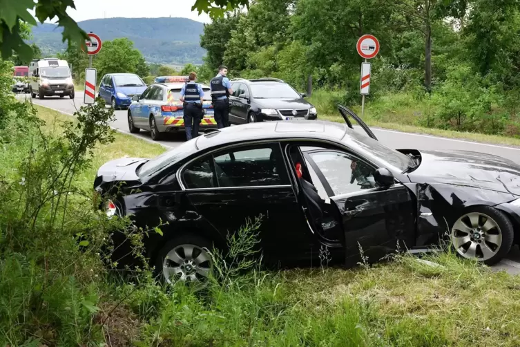 Kurz nach dem Bahnübergang in der Mannheimer Straße (aus Richtung Bad Dürkheim) landete der Autofahrer halb im Graben. 
