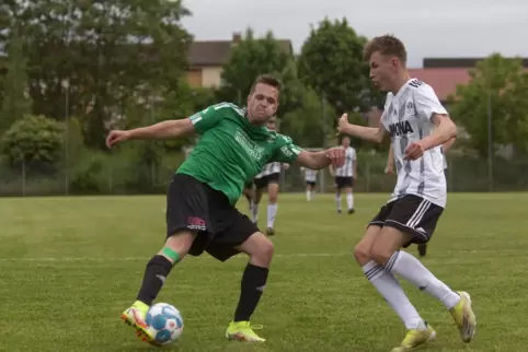 VB-Kicker Heiko Helmchen (links) holte weniger als eine Minute nach seiner Einwechslung einen Strafstoß heraus. Sein Gegenspiele
