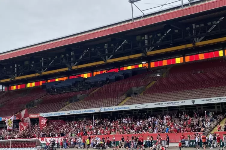 Gut gefüllter Unterrang: Rund 1000 Fans verfolgten am Sonntagabend das Training des 1. FCK. 