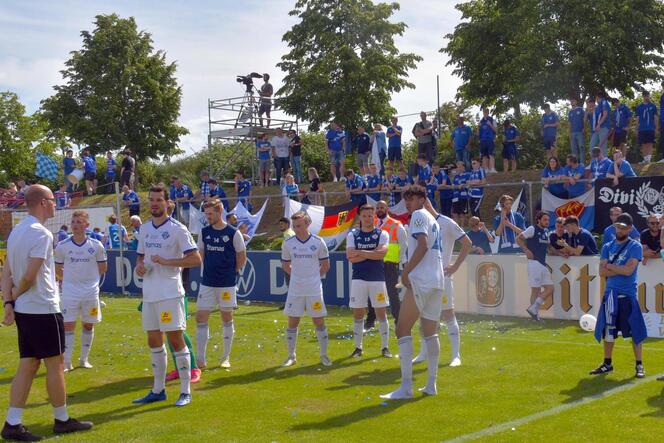 Tristesse bei den FKP-Anhängern in Blau und der Mannschaft in Weiß nach dem Abpfiff des Pokalfinals in Weingarten.