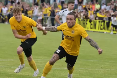 Völlig losgelöst: Patrick Freyer (rechts) bejubelt sein Siegtor für den SV Hermersberg in der dritten Minute der Nachspielzeit. 