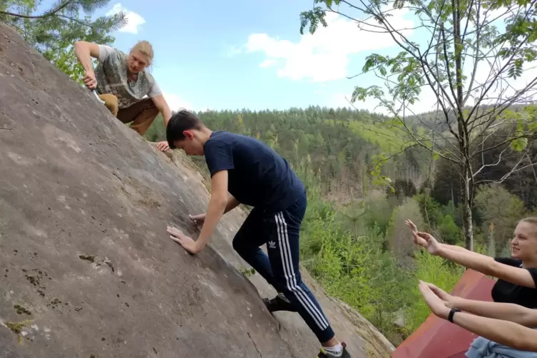 Auch Denys meistert die Platte mit Trainer Kevin Olewczynski an seiner Seite und helfenden H&auml;nden im R&uuml;cken. 