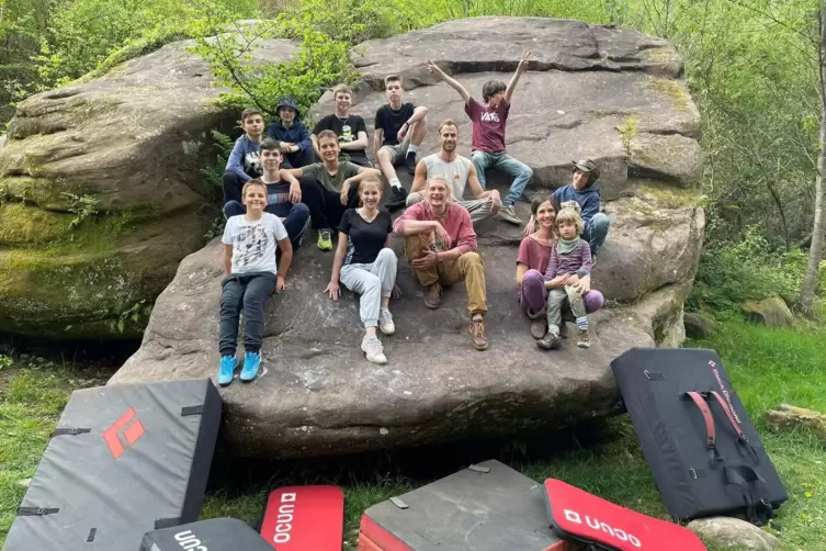 Gl&uuml;ckliche Gesichter zum Finale: die acht jungen Ukrainer, zwei Trainer sowie Eva Richter mit ihren eigenen Kindern.