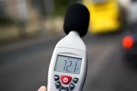 Mit einem Schallpegelmesser kann die Belastung der Bürger durch Lärm gemessen werden. 
