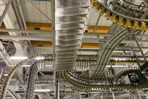 Jedes Exemplar wird einzeln durch die Halle transportiert.