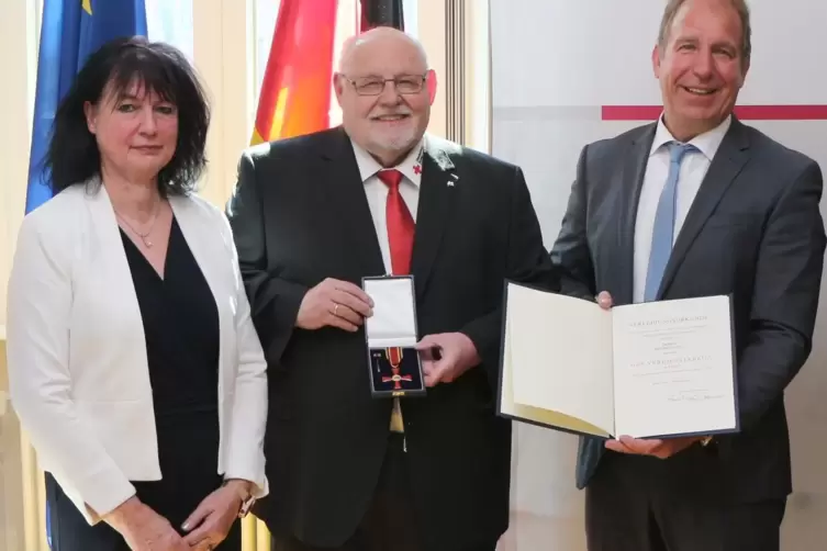 Heiner Butz (Mitte) und seine Gattin Petra bei der Verleihung des Bundesverdienstkreuzes durch Staatssekretär Randolph Stich End