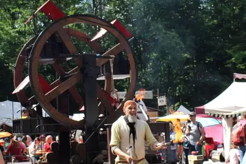 Das handbetriebene Riesenrad war eine Attraktion des Mittelaltermarkts. 
