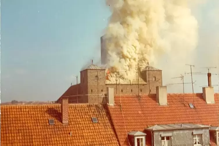 Das Feuer war auch in weiter Entfernung zu sehen. 