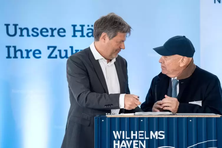 Bundeswirtschaftsminister Robert Habeck und George Prokopiou bei der Unterzeichnung der Verträge Angang Mai in Wilhelmshaven.