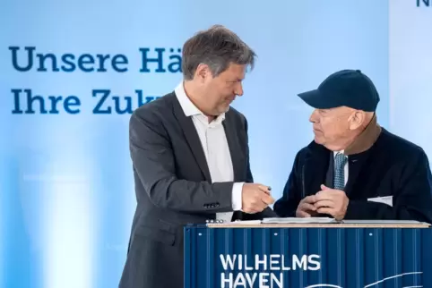 Bundeswirtschaftsminister Robert Habeck und George Prokopiou bei der Unterzeichnung der Verträge Angang Mai in Wilhelmshaven.