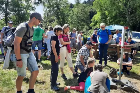 Wie viele Tannenzapfen sind im Glas? Dieser Schätzfrage stellte sich die größte Wandergruppe aus Trulben, die über 40 Teilnehmer