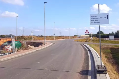 Lkw nutzen nicht nur die Erschließungsstraße um ins neue Industriegebiet zu kommen. 