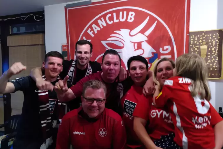 Am Freitag im Clubraum des FCK-Fanclubs Mephistos Leipzig: Max, Antek, Falk, Matthias, Doreen, Ricarda und Carolin feuern den FC