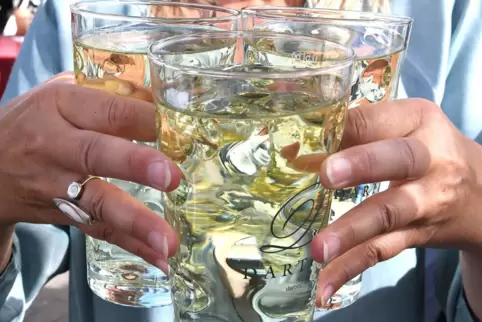 Die Rieslingschorle ist ein angenehmer Durstlöscher.