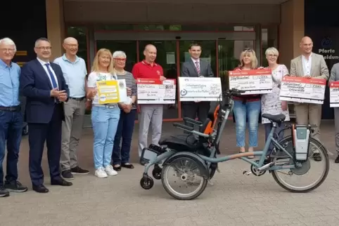 Dank mehrere Sponsoren haben die Menschen im Wohnheim jetzt ein Rollstuhlfahrrad. 