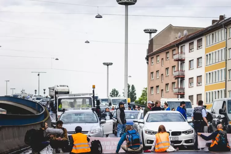 Aktivisten von "Letzte Generation" blockierten am Montagmorgen den Mannheimer Luisenring. Der Rückstau reichte auf Ludwigshafene