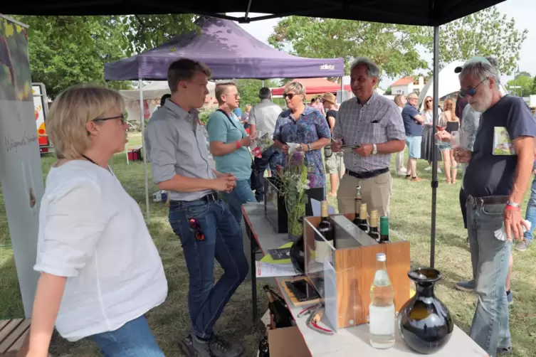 Erste Piwi-Weinmesse in der Pfalz in Bockenheim: Das Bild zeigt den Stand des Weingutes Wohlgemuth-Schnürr aus Gundersheim.