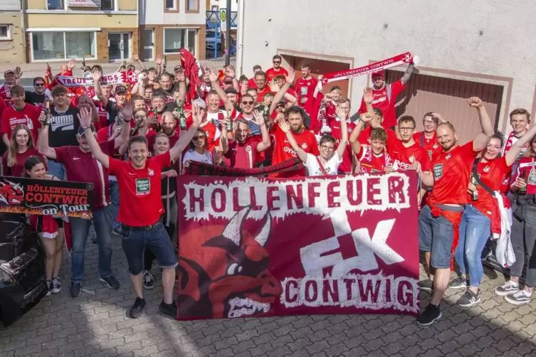 Stimmung gut, fertig zur Abfahrt auf den Betzenberg: Der FCK-Fan-Cub Höllenfeuer (Vorsitzender Andreas Brill links neben der Höl