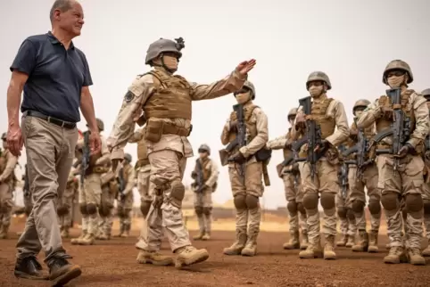 Zu Besuch bei der Mission „Gazelle“: Bundeskanzler Olaf Scholz schreitet am Bundeswehr-Stützpunkt in Tillia eine Ehrenformation 