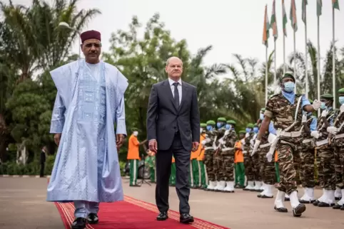 Bundeskanzler Olaf Scholz (SPD), wird von Mohamed Bazoum, Präsident der Republik Niger, mit militärischen Ehren am Präsidentenpa
