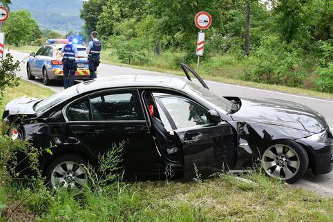 Der beschädigte BMW am Straßenrand – von dem Fahrer fehlt noch jede Spur.