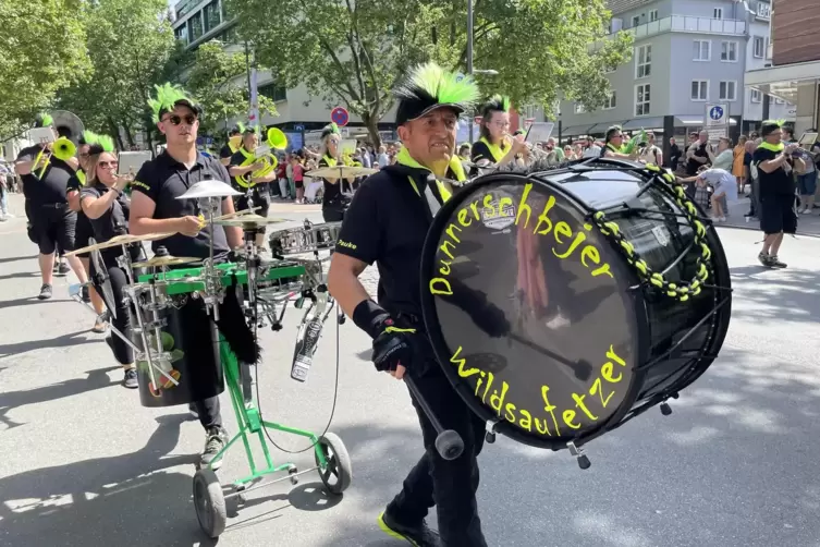 Haben bei ohnehin schon warmen Temperaturen den Zuschauern am Stra&szlig;enrand kr&auml;ftig eingeheizt: die Guggemusiker und -musikerinnen