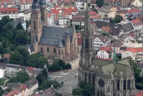 Viel Verkehr: Kreuzung zwischen Gedächtnis- und Josephskirche. Viel Verkehr: Kreuzung zwischen Gedächtnis- und Josephskirche.