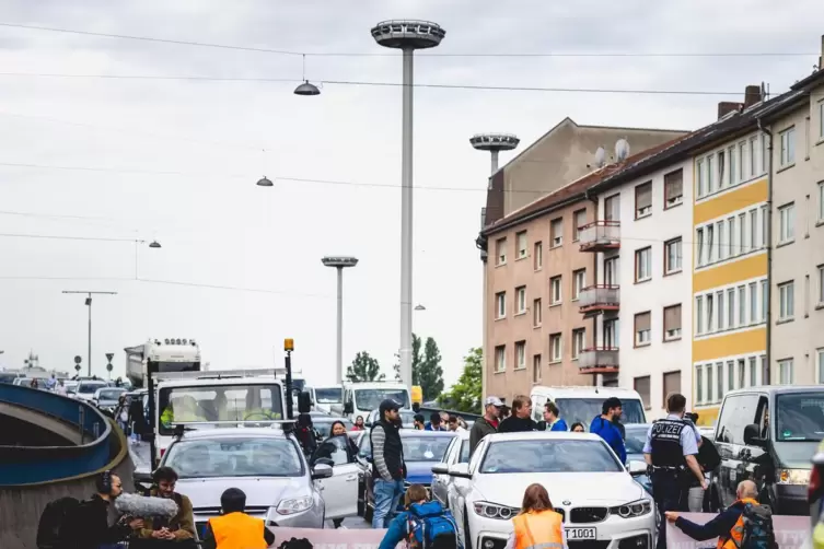 Aktivisten von »Letzte Generation« blockierten am Montagmorgen den Mannheimer Luisenring. Der Rückstau reichte auf Ludwigshafene