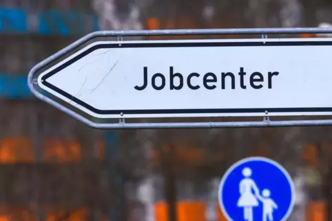 Neue Zuständigkeit: Bedürftige Ukrainer müssen ab Juni zum Jobcenter, um Unterstützung zu beantragen. 