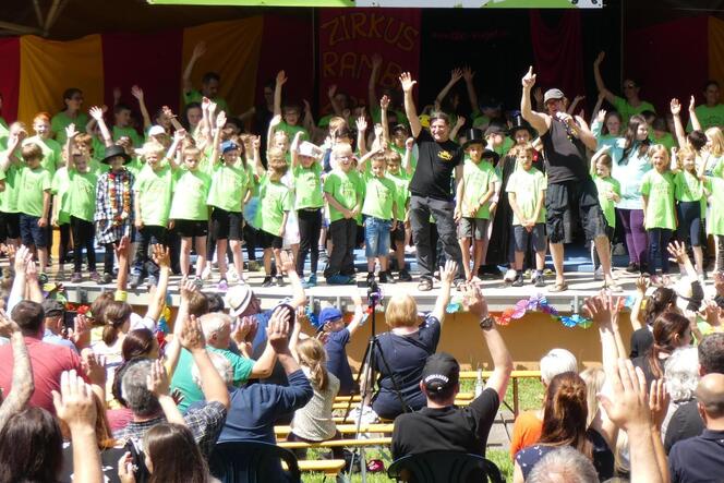 Rund 1000 Zuschauer besuchten über den Tag verteilt Aufführungen und Fest der Grundschule Dahn.