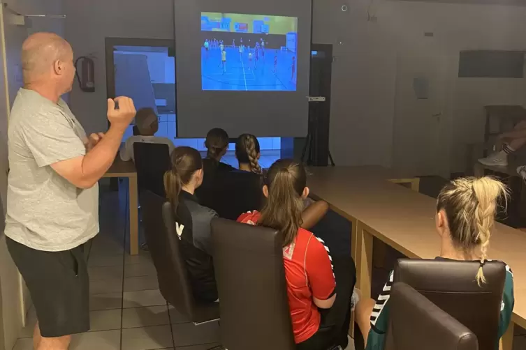 Trainer Peter Motz und die Spielerinnen schauen sich ein Spiel ihres nächsten Gegners Bretzenheim an.